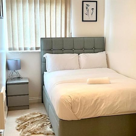 Stylish Luxe Apartment Харлоу Экстерьер фото