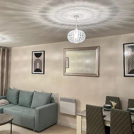 Stylish Luxe Apartment Харлоу Экстерьер фото