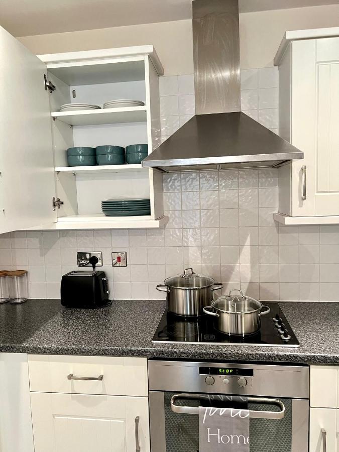 Stylish Luxe Apartment Харлоу Экстерьер фото