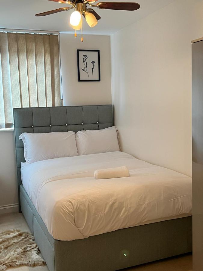 Stylish Luxe Apartment Харлоу Экстерьер фото