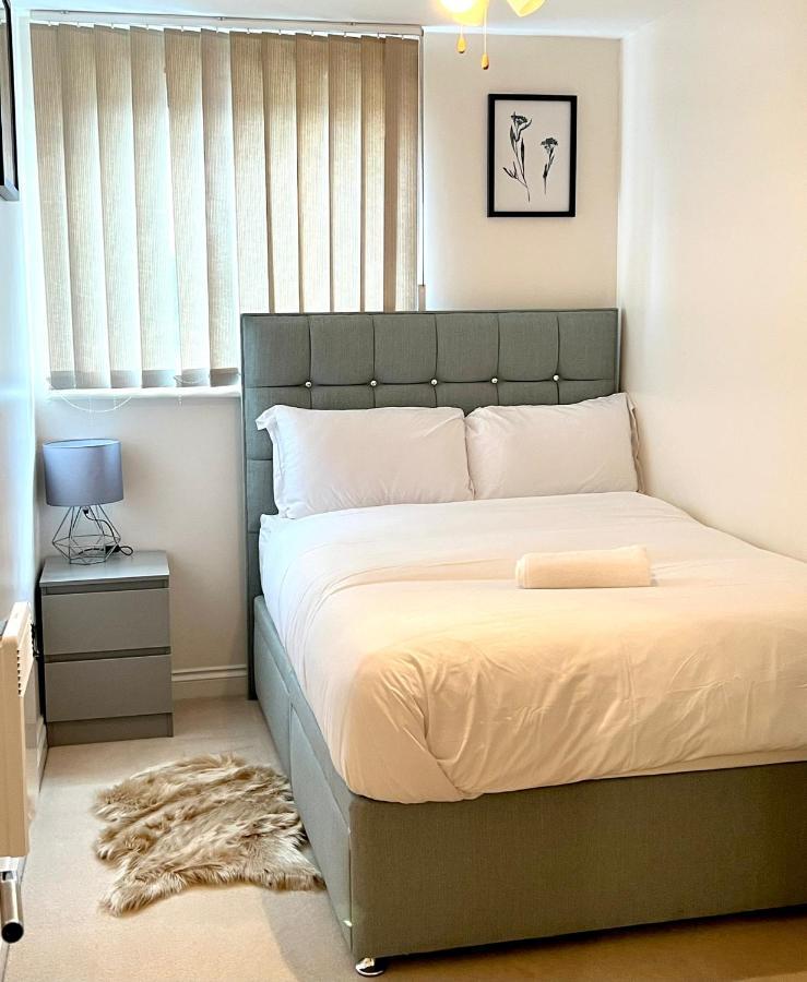 Stylish Luxe Apartment Харлоу Экстерьер фото