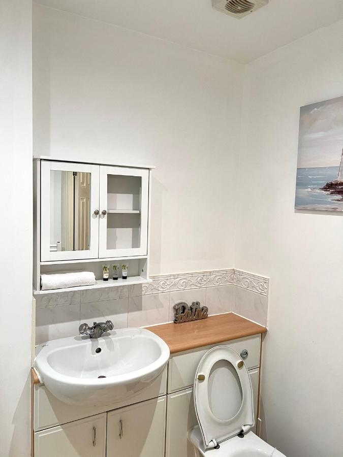 Stylish Luxe Apartment Харлоу Экстерьер фото