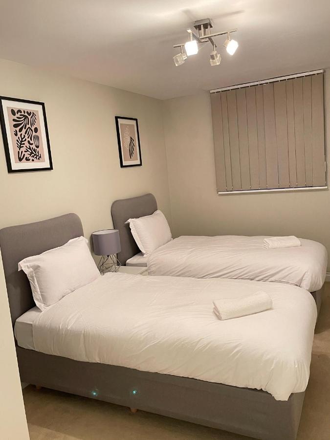 Stylish Luxe Apartment Харлоу Экстерьер фото