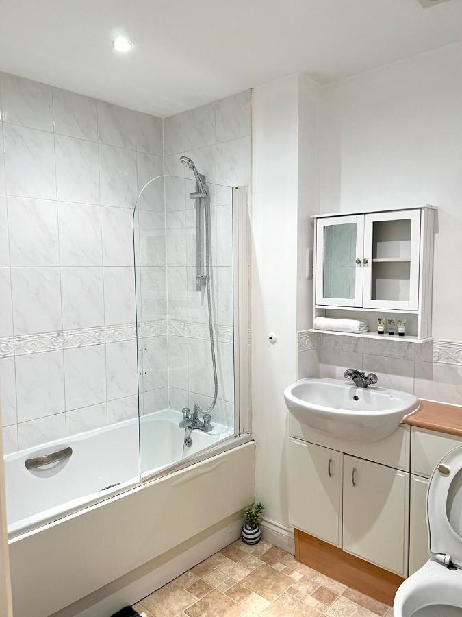 Stylish Luxe Apartment Харлоу Экстерьер фото